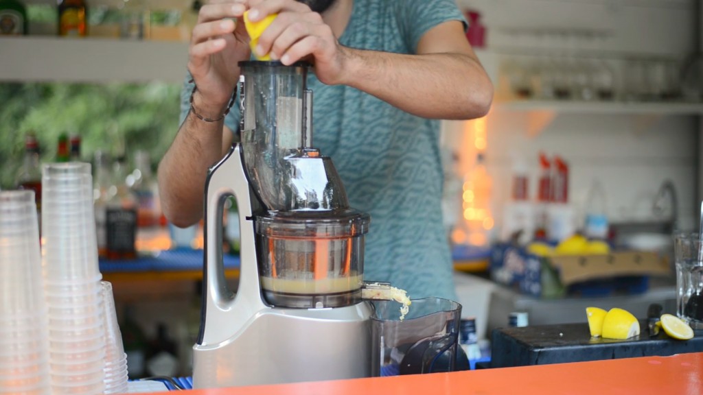 Cómo insertar frutas y verduras en el extractor: trucos y consejos